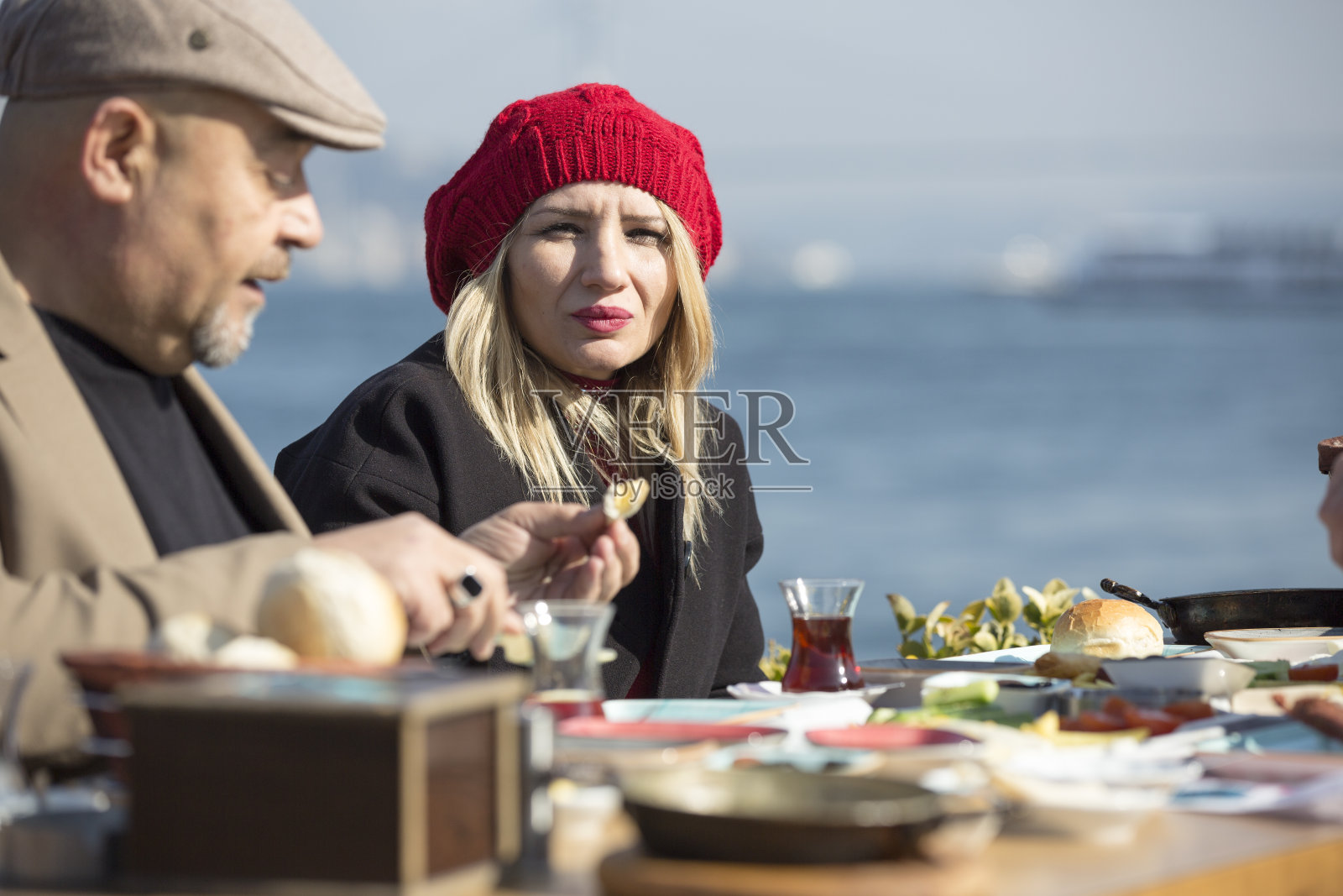 在伊斯坦布尔旅行期间，土耳其家庭正在享用早餐照片摄影图片