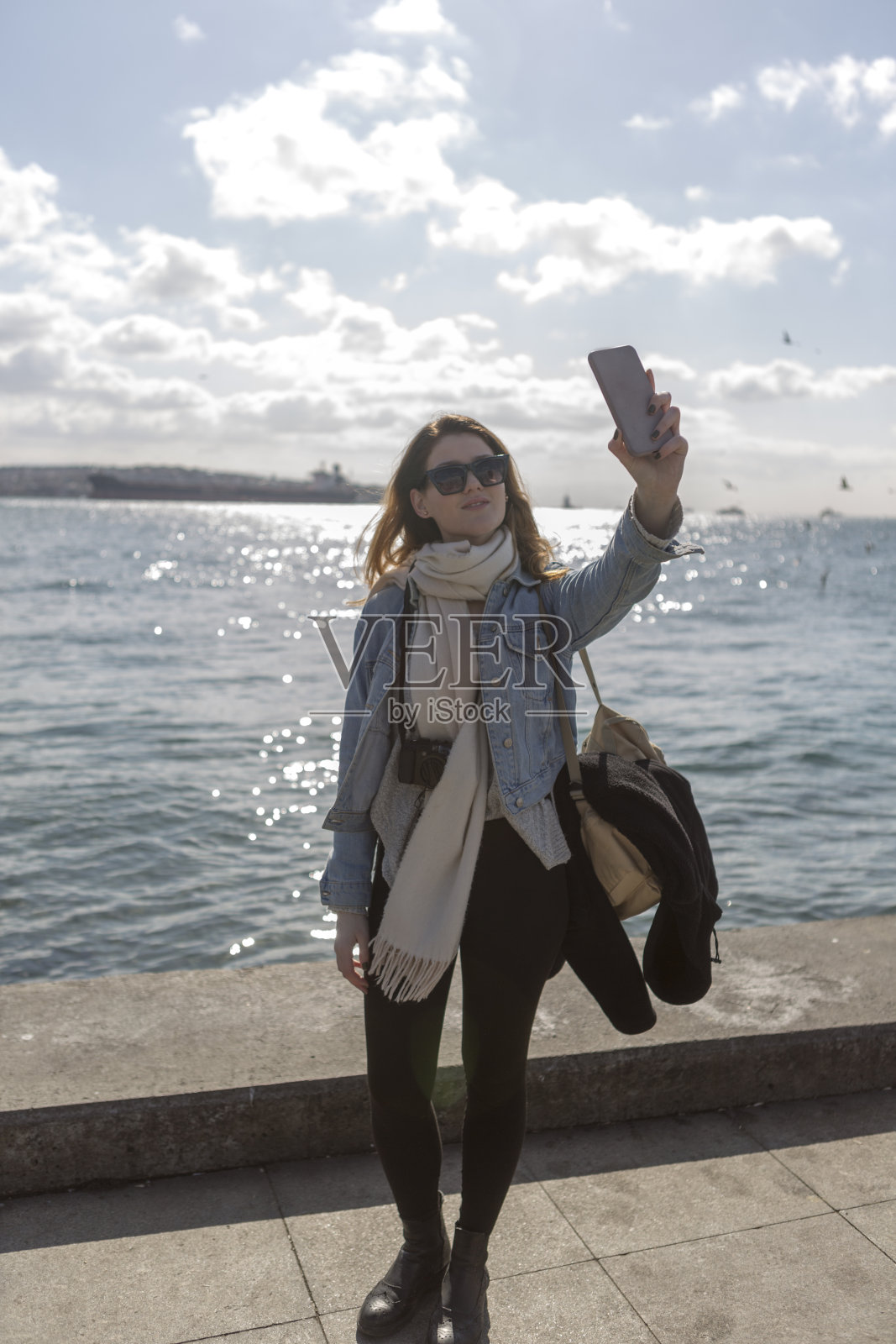 在土耳其伊斯坦布尔博斯普鲁斯海峡附近的贝西克塔斯市中心的年轻女孩照片摄影图片