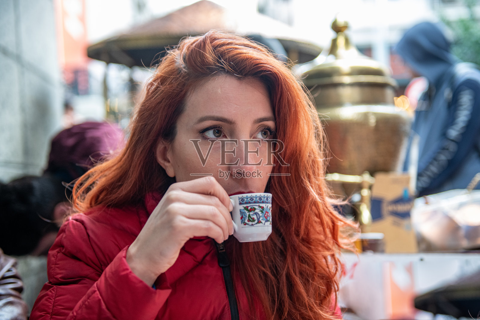 喝咖啡的迷人红发女人照片摄影图片