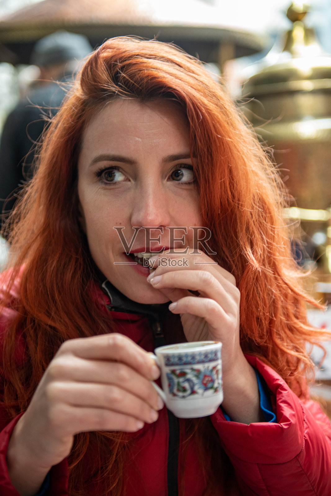 喝咖啡的迷人红发女人照片摄影图片