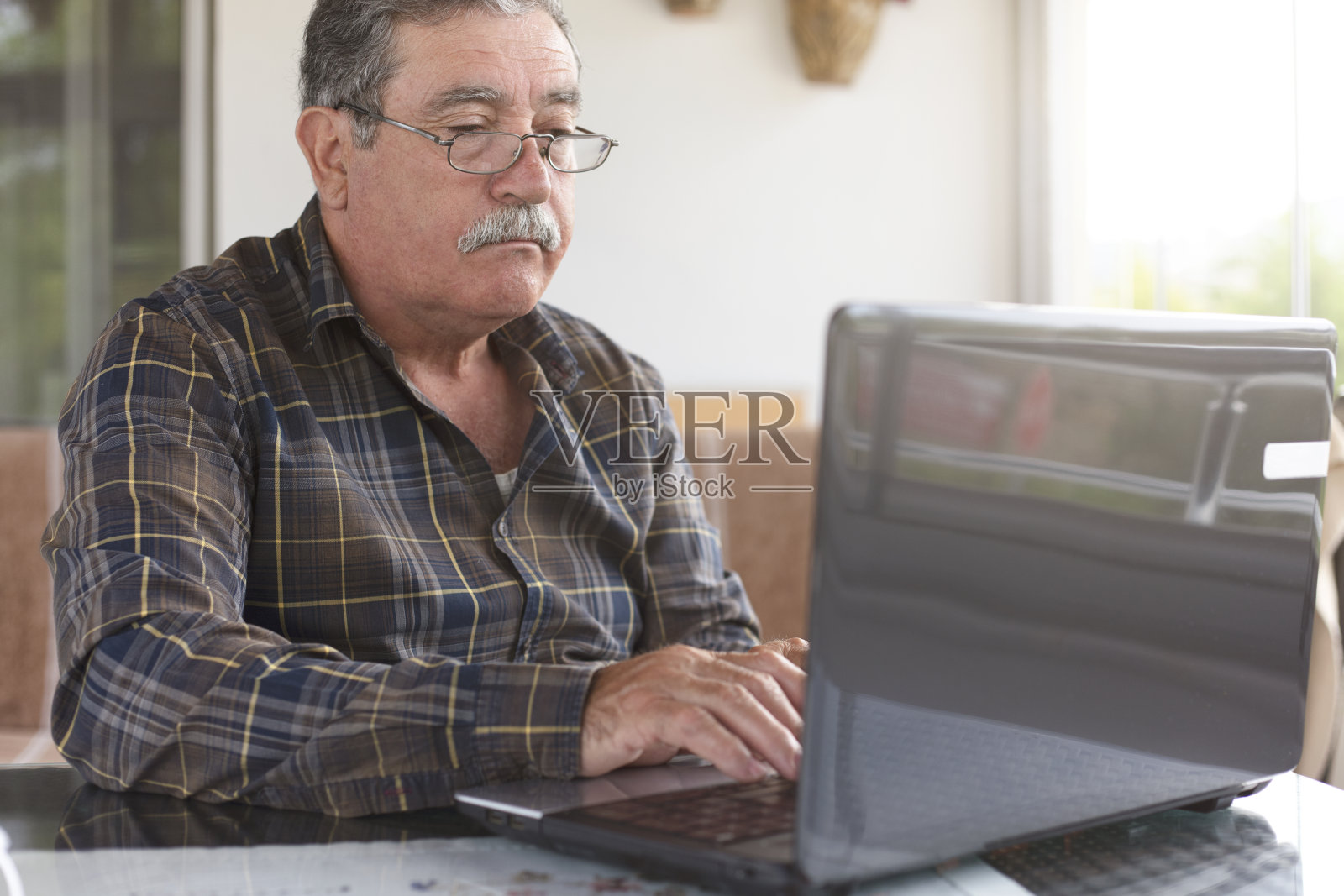 成熟的男人在家工作。成年男子冠状病毒爆发隔离，在家庭办公室工作。照片摄影图片