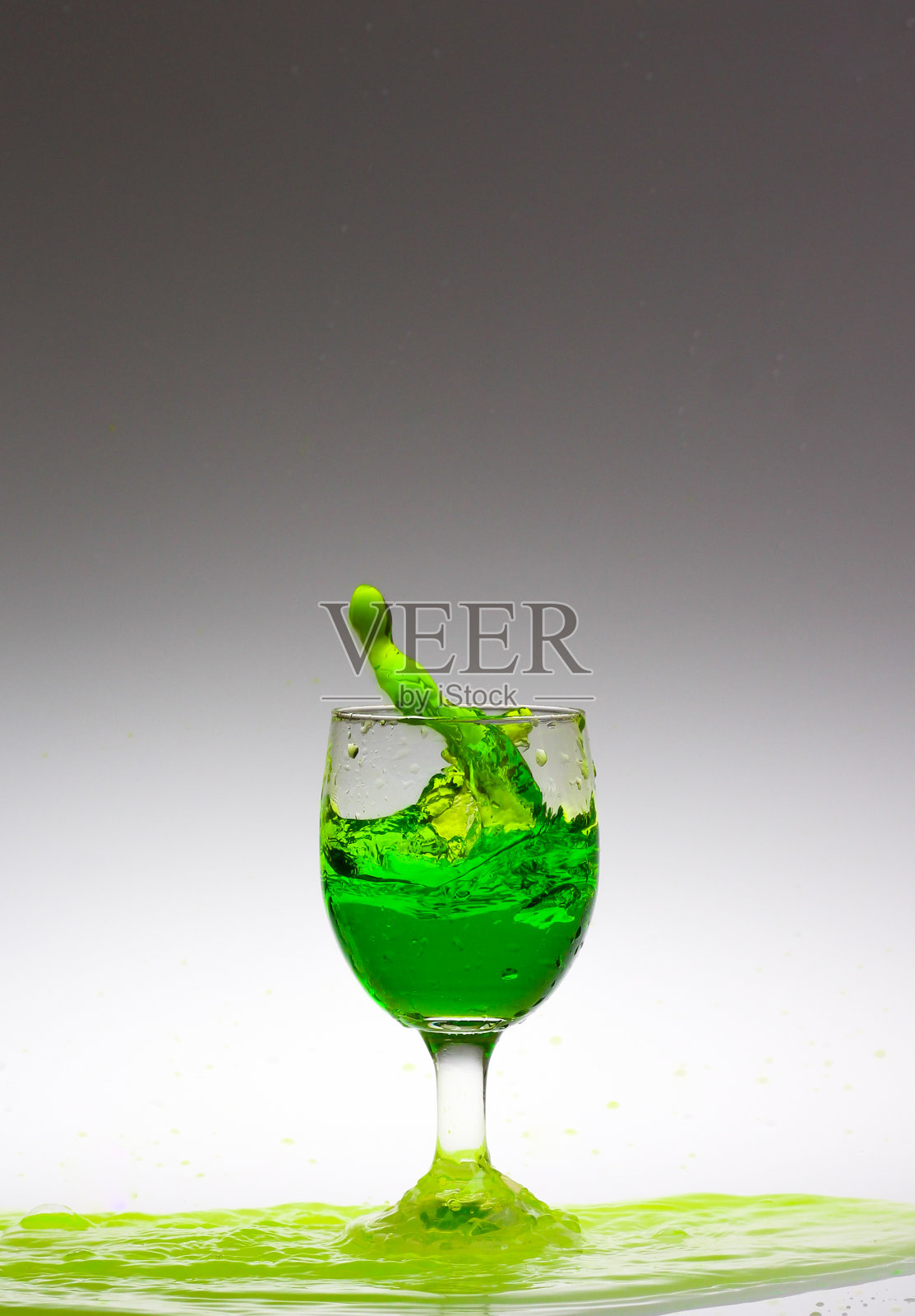 杯子里有绿色的水照片摄影图片