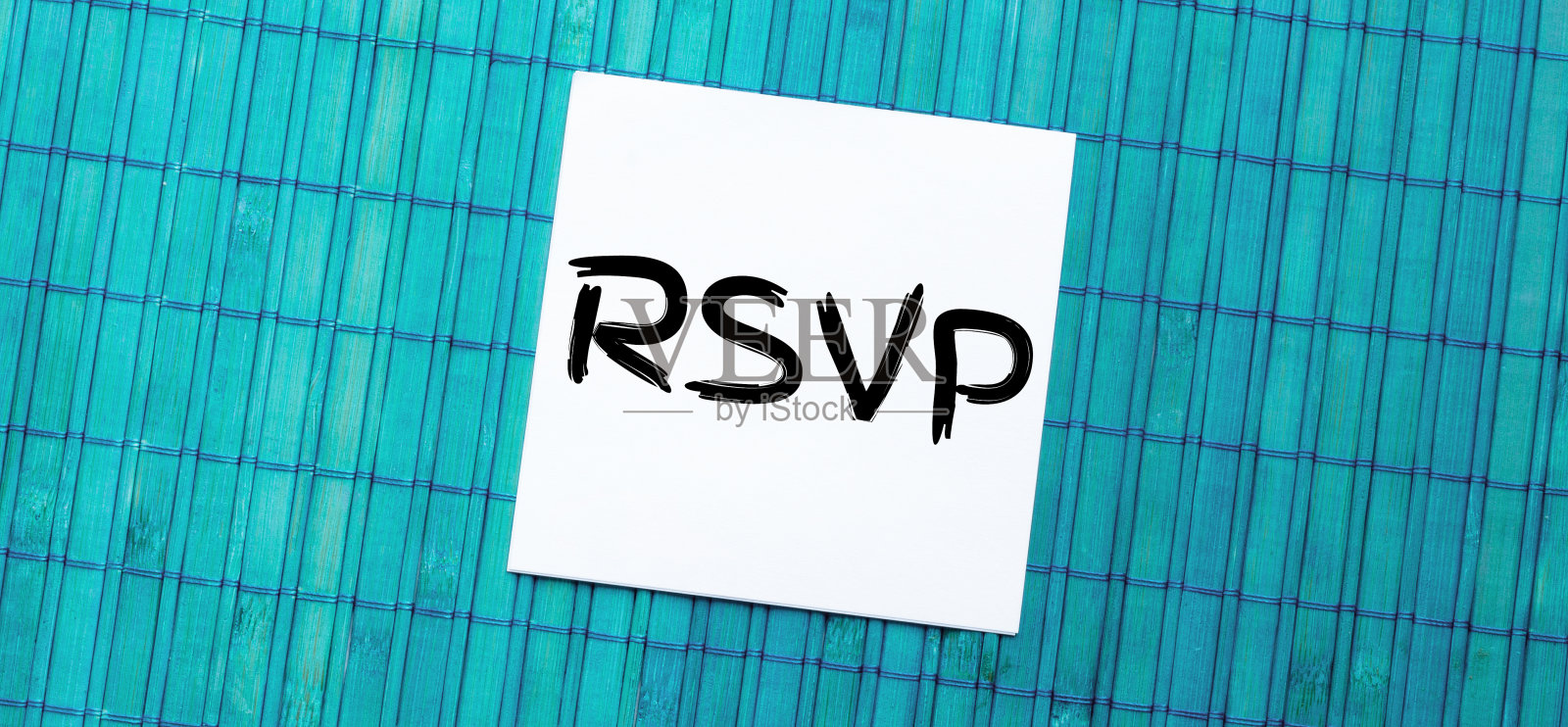 空白便条垫与RSVP文本绿色木制背景照片摄影图片