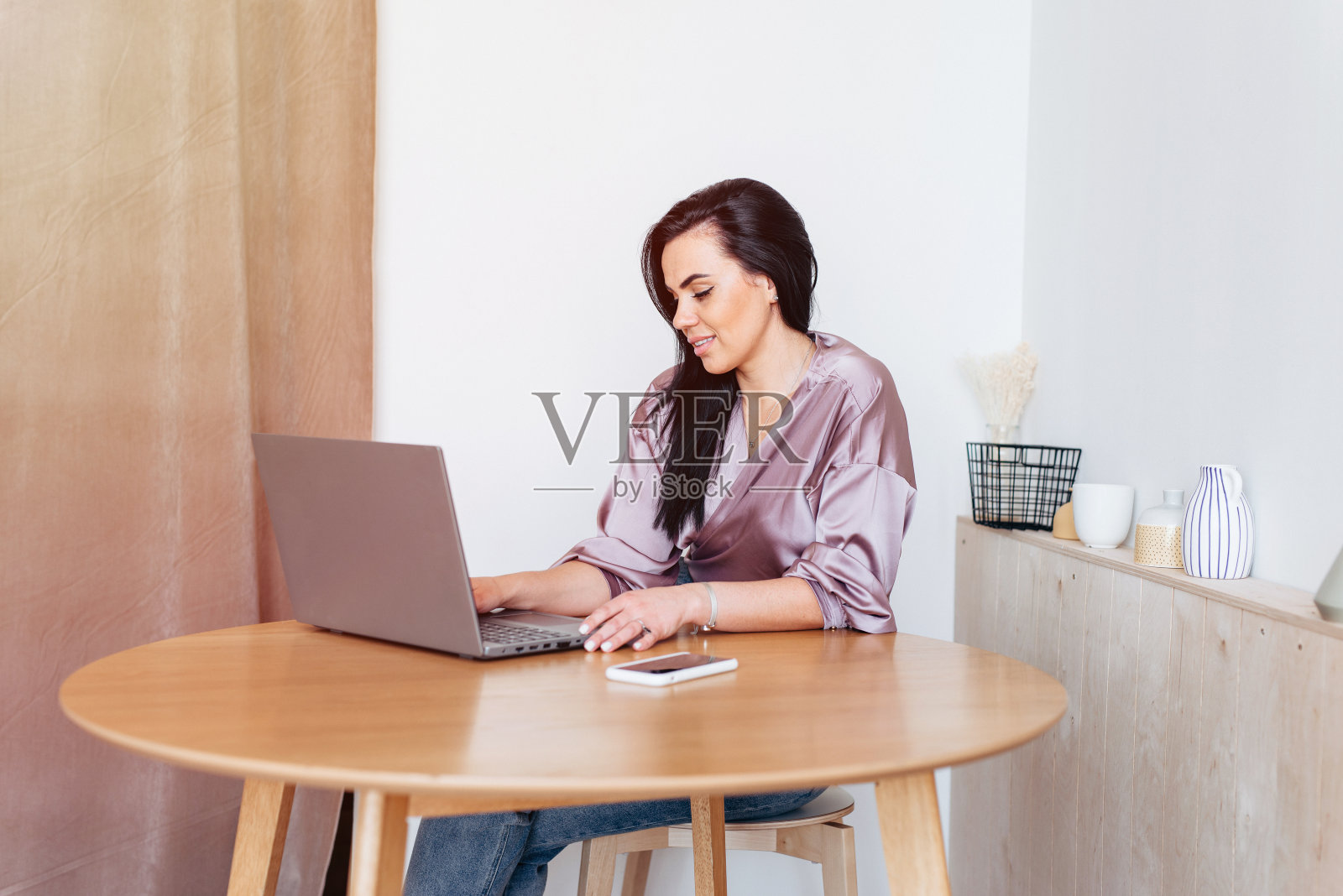 女人在厨房用笔记本电脑，在家工作照片摄影图片