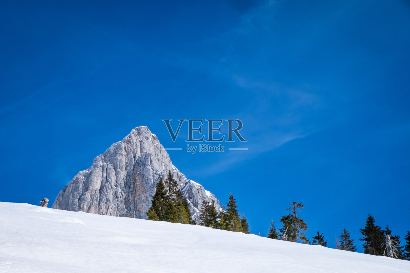 俯瞰凯瑟劳的雪山和卡布林山照片摄影图片