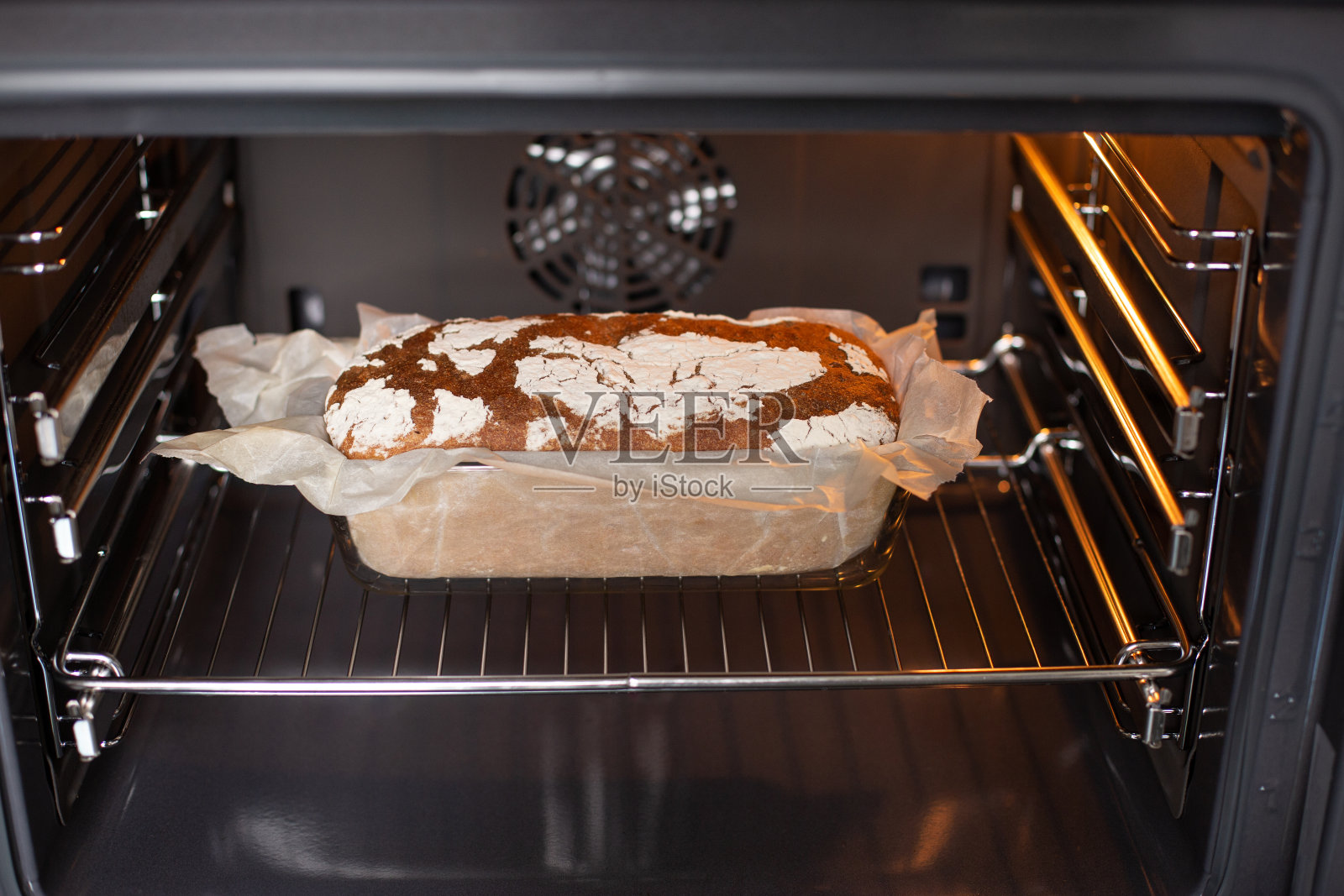烤箱烤面包照片摄影图片