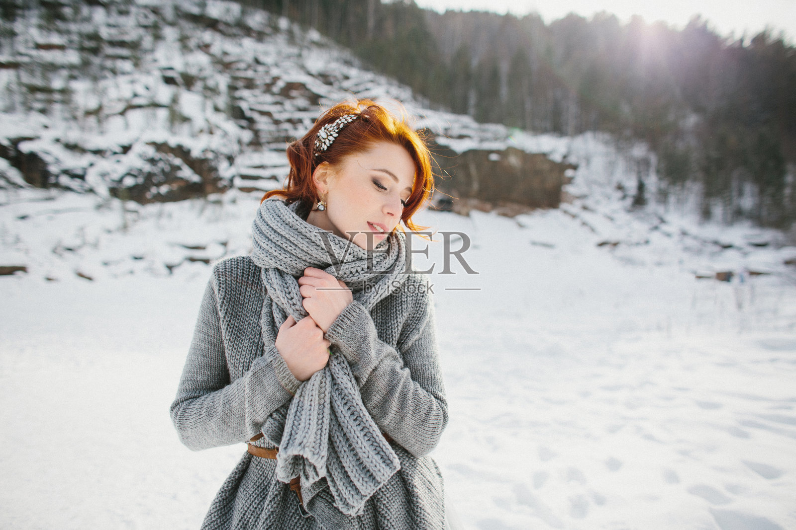 一个女孩的肖像穿着冬天的形象的新娘。背景冬天的山脉和森林照片摄影图片