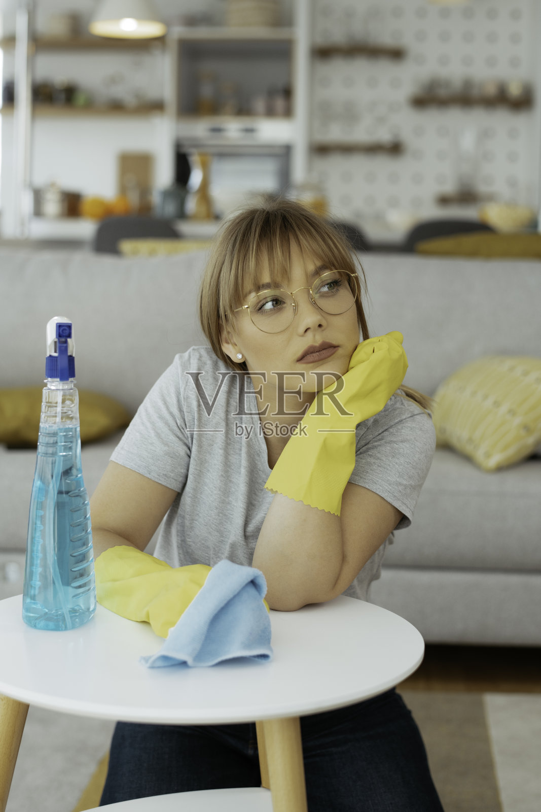 年轻愤怒的女人打扫房间照片摄影图片