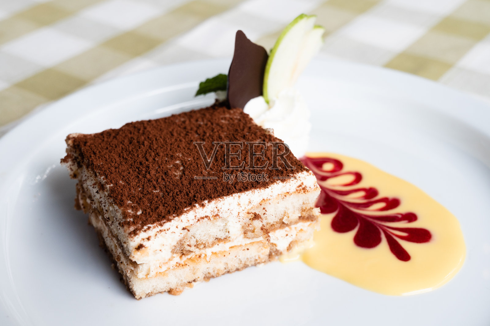 香草酱提拉米苏配白碟。照片摄影图片