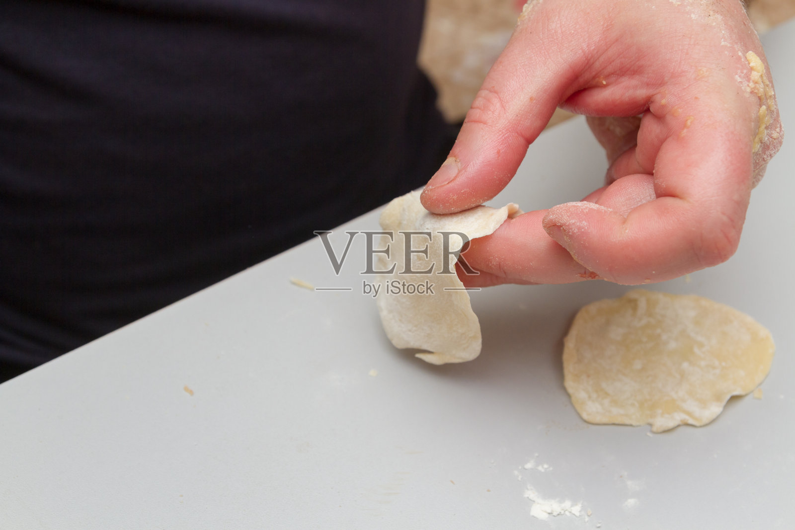 在家里建模和烹饪家庭自制饺子由家人在家建模和烹饪家庭自制饺子照片摄影图片