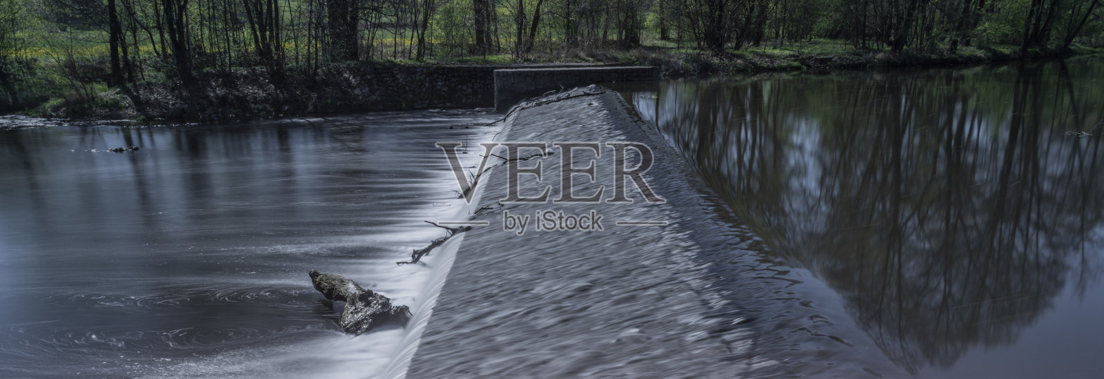 波西米亚南部巴沃洛夫镇附近的布兰尼斯河上的堰照片摄影图片