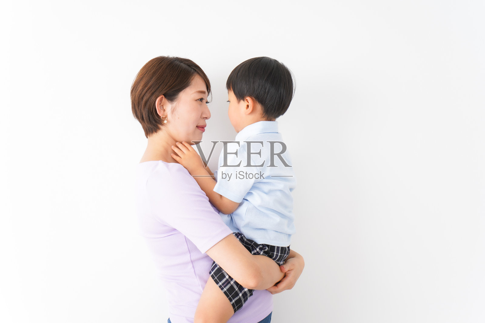 年轻的母亲和她的孩子照片摄影图片