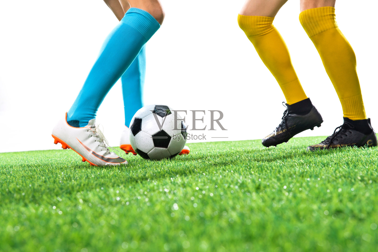 两名足球运动员踢球照片摄影图片