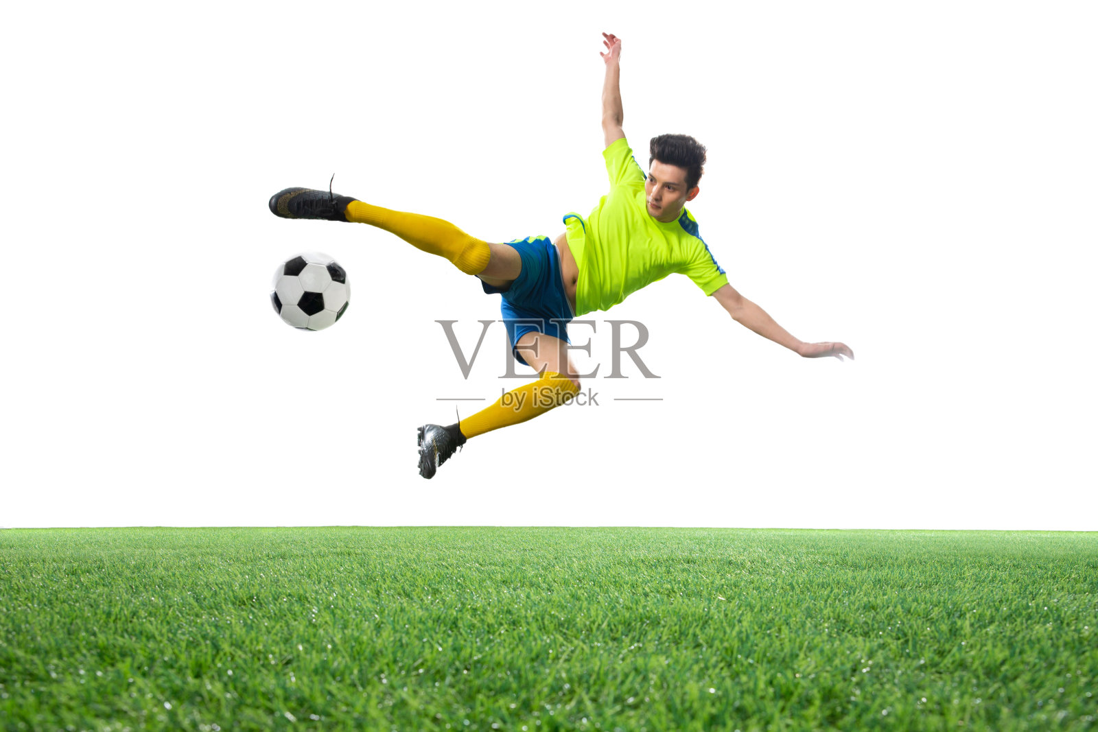 一名男足球运动员踢球照片摄影图片