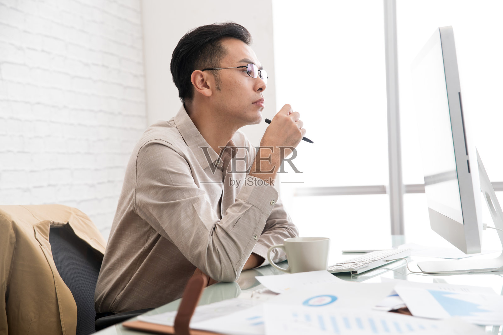 认真办公的中年商务男士照片摄影图片