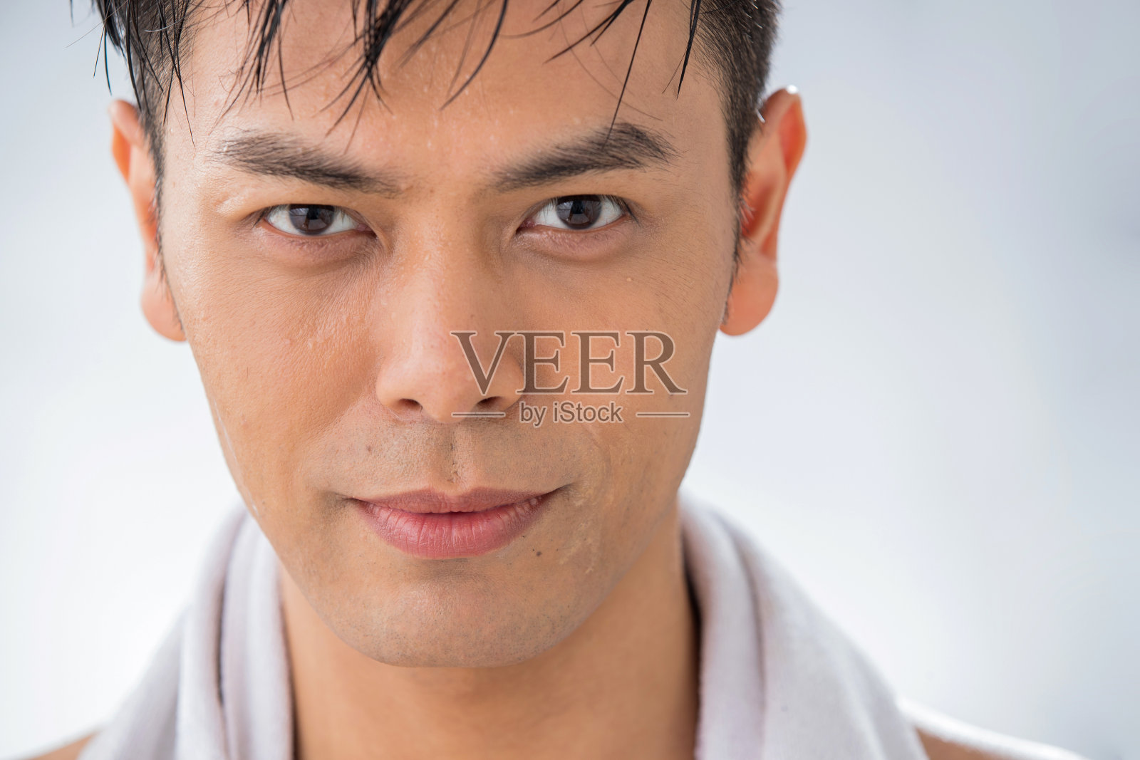 脖子上挂着毛巾的中年男人照片摄影图片