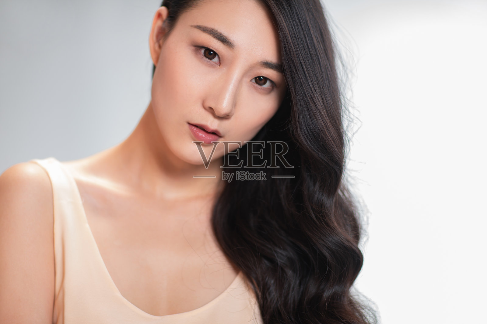 灰色背景的青年美女肖像照片摄影图片