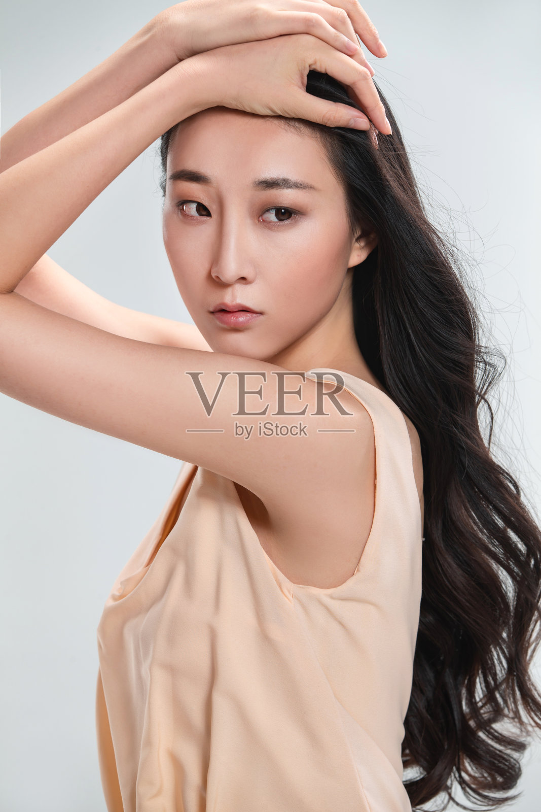 灰色背景的青年美女肖像照片摄影图片