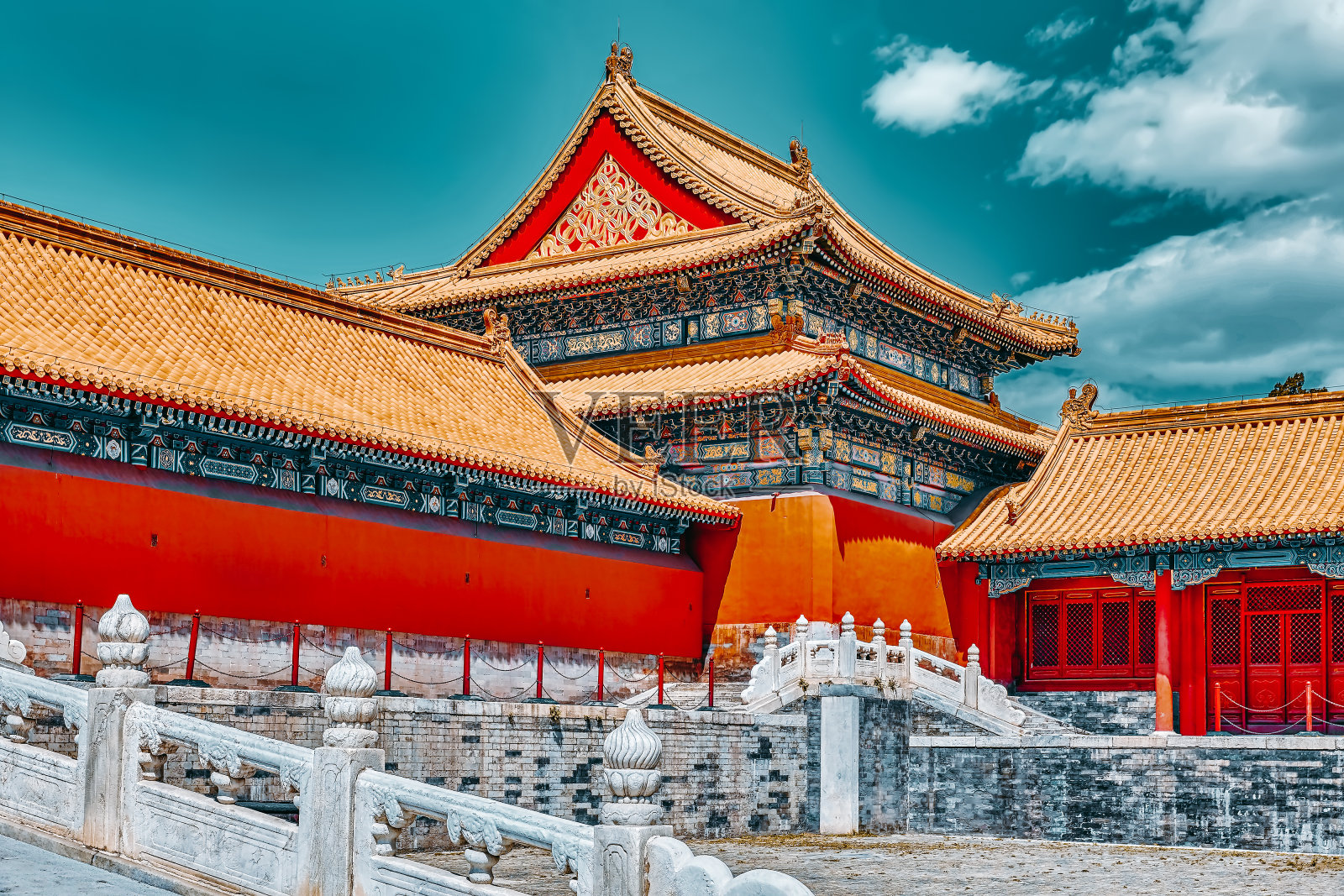 故宫博物院境内的宫殿、宝塔位于北京市的中心城区。照片摄影图片