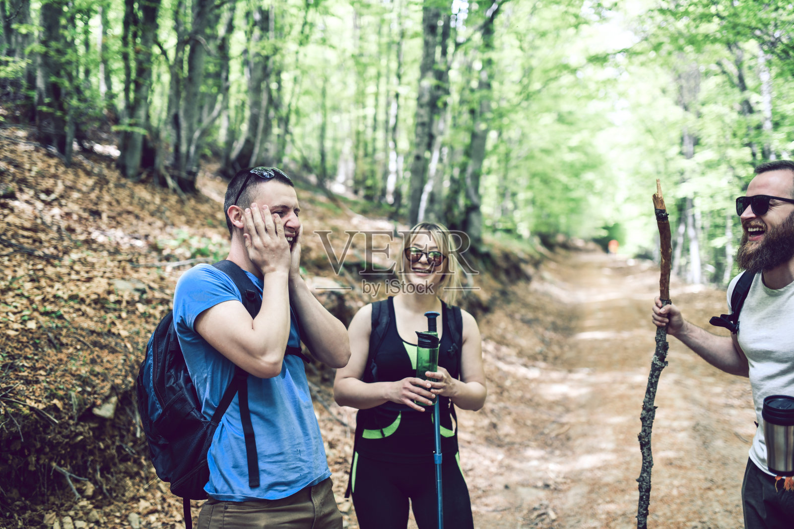 徒步旅行时朋友们一起大笑照片摄影图片