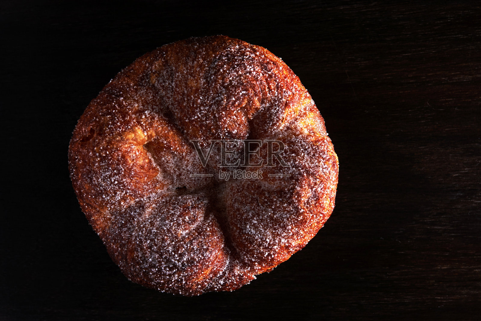 新月甜甜圈照片摄影图片