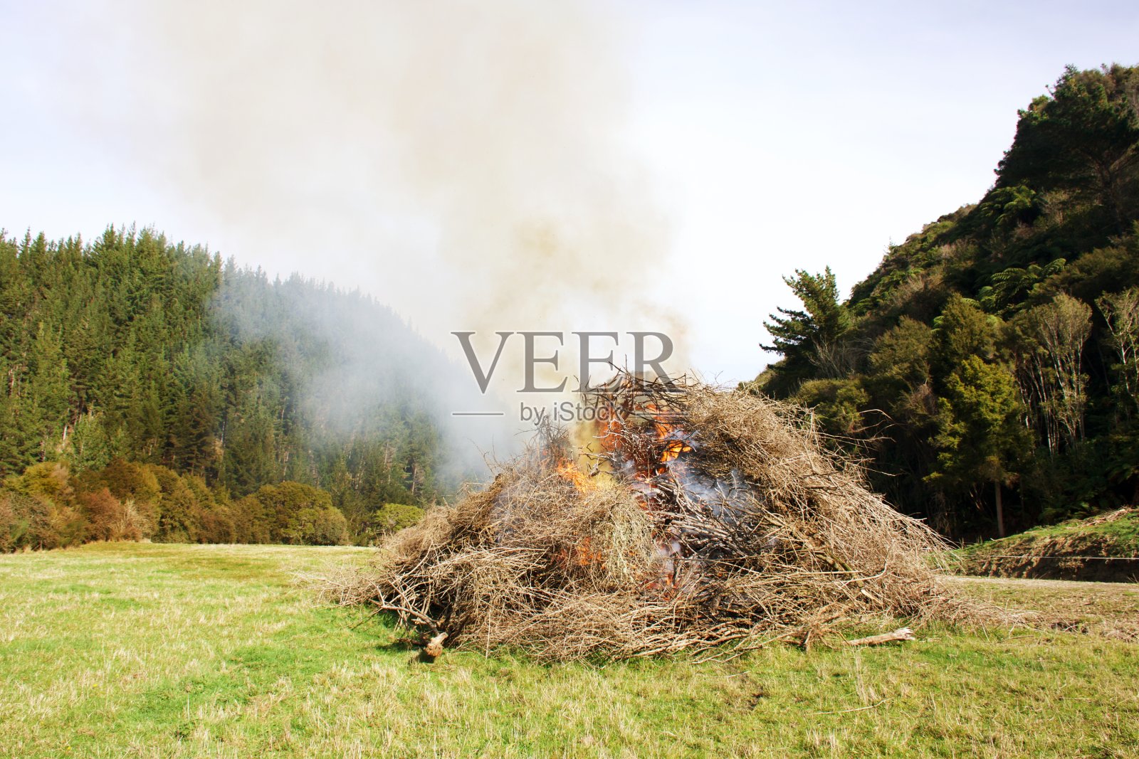 乡村场景中火被控制燃烧照片摄影图片