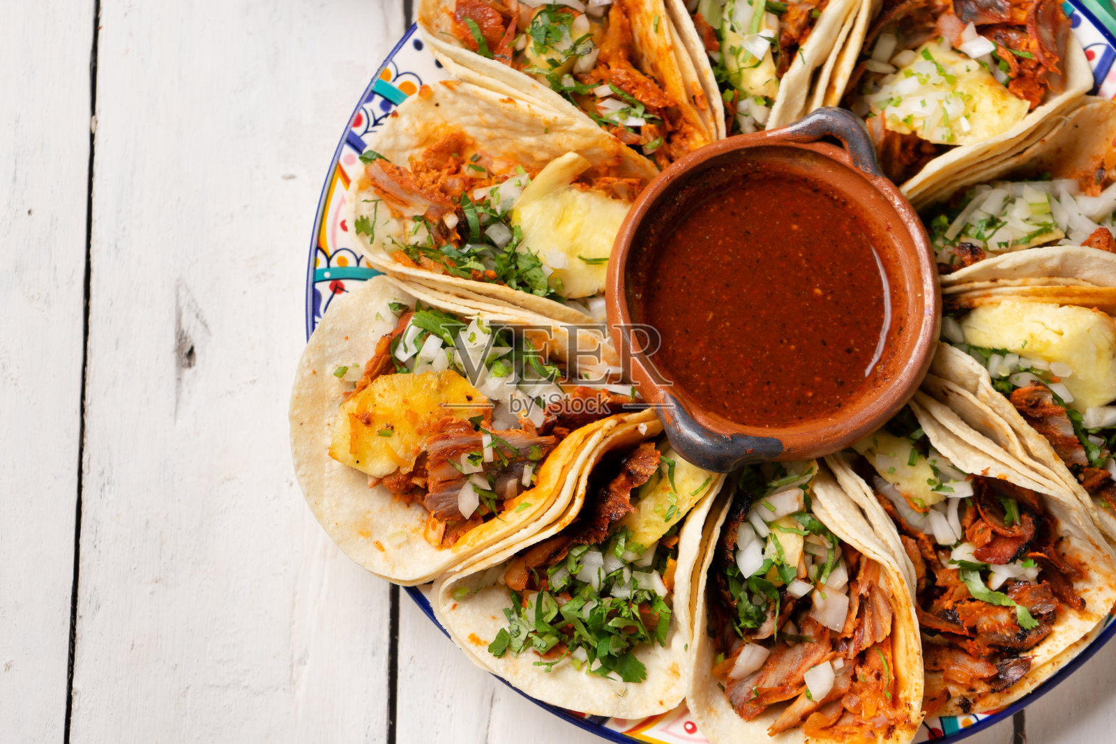 墨西哥猪肉玉米饼叫“艾尔牧师”，菠萝在白色的背景照片摄影图片