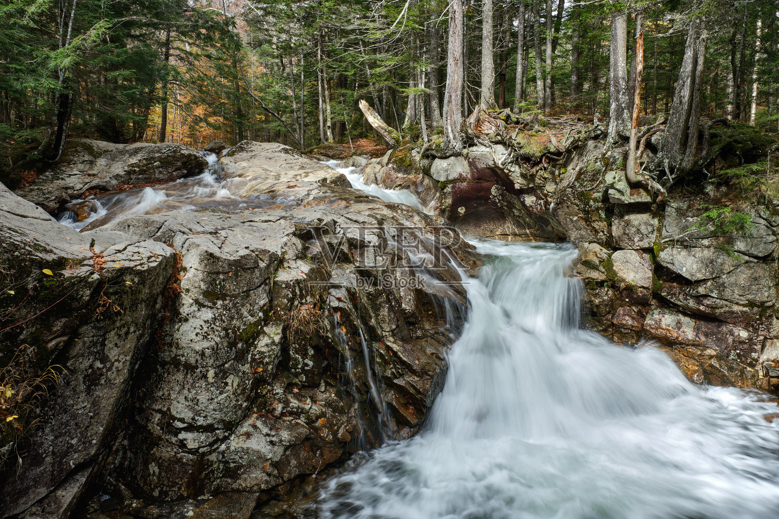 在新罕布什尔州的白山中，冰川在纯花岗岩上雕刻出的小径形成了令人惊叹的瀑布照片摄影图片