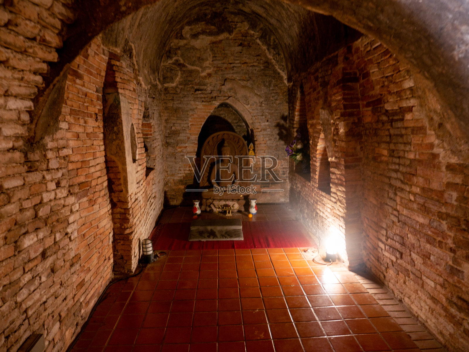 佛寺位于历史悠久的市中心，是一座古老的传统佛教寺庙。佛教寺庙是泰国清迈著名的主要旅游景点。照片摄影图片