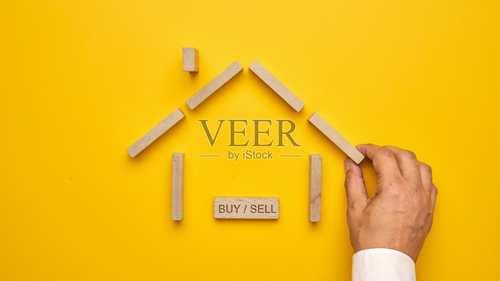 商业概念:以概念形象排列的木块建造的房子照片摄影图片