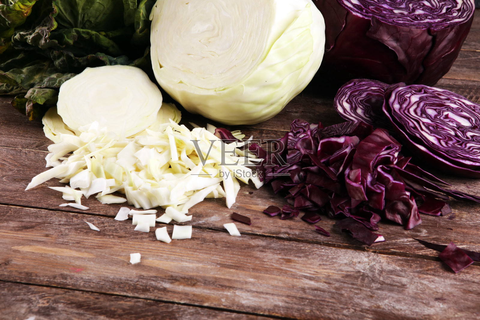 三个新鲜的有机卷心菜头。抗氧化均衡饮食，包括新鲜的红卷心菜、白卷心菜和沙沃伊照片摄影图片