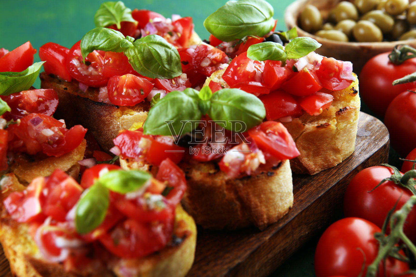 砧板上的意式烤面包配上番茄和罗勒照片摄影图片