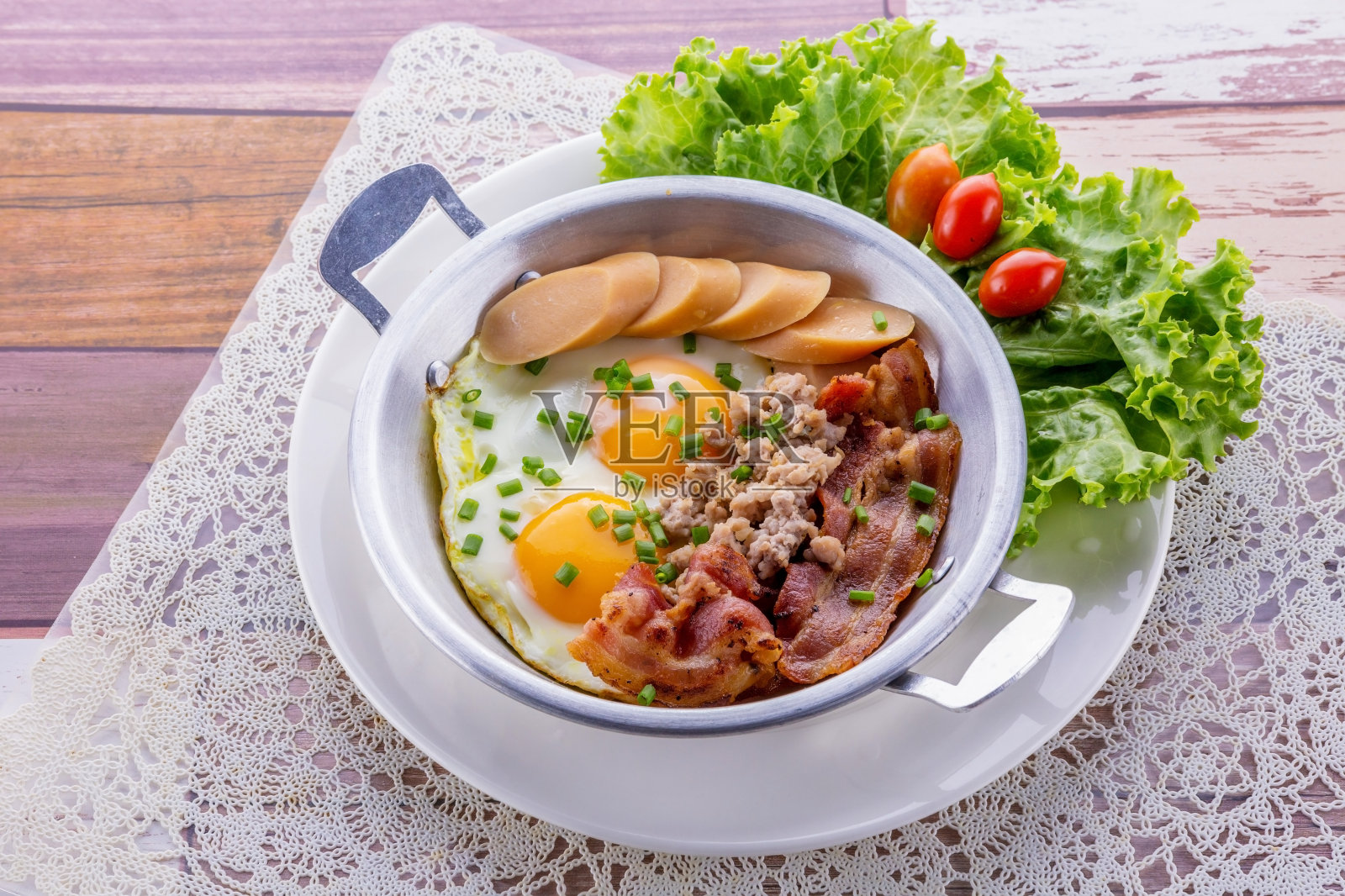 香肠鸡蛋锅照片摄影图片