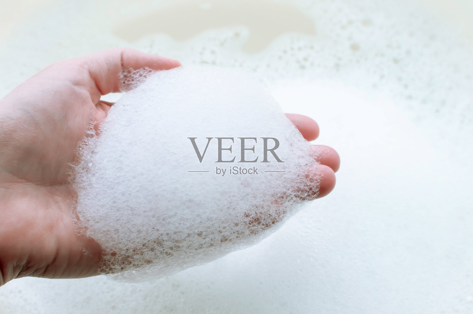 肥皂泡沫在一个人的手上的背景肥皂泡沫。清洁和卫生的概念。照片摄影图片