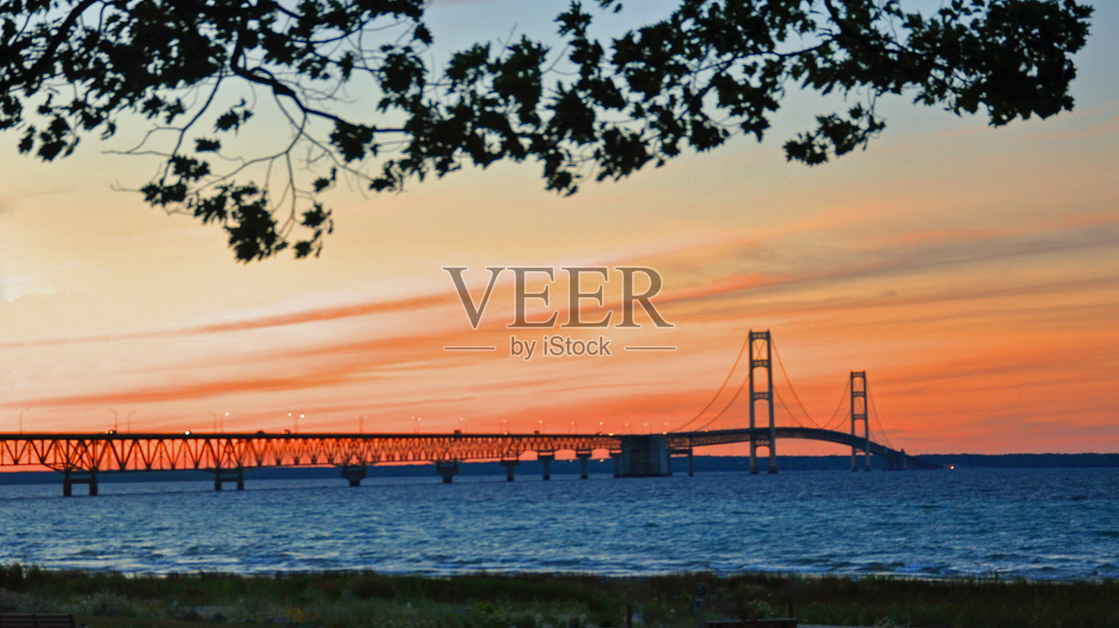 大桥-日落Mackinac桥-密歇根- 26352英尺-横跨上密歇根和下密歇根之间的直道。照片摄影图片