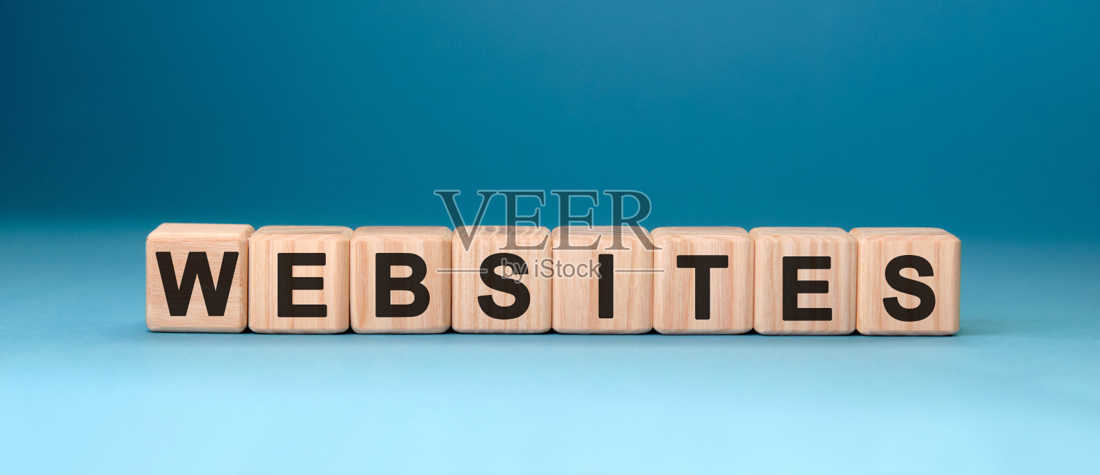 URL网站-文本概念的木制立方体与梯度蓝色背景照片摄影图片