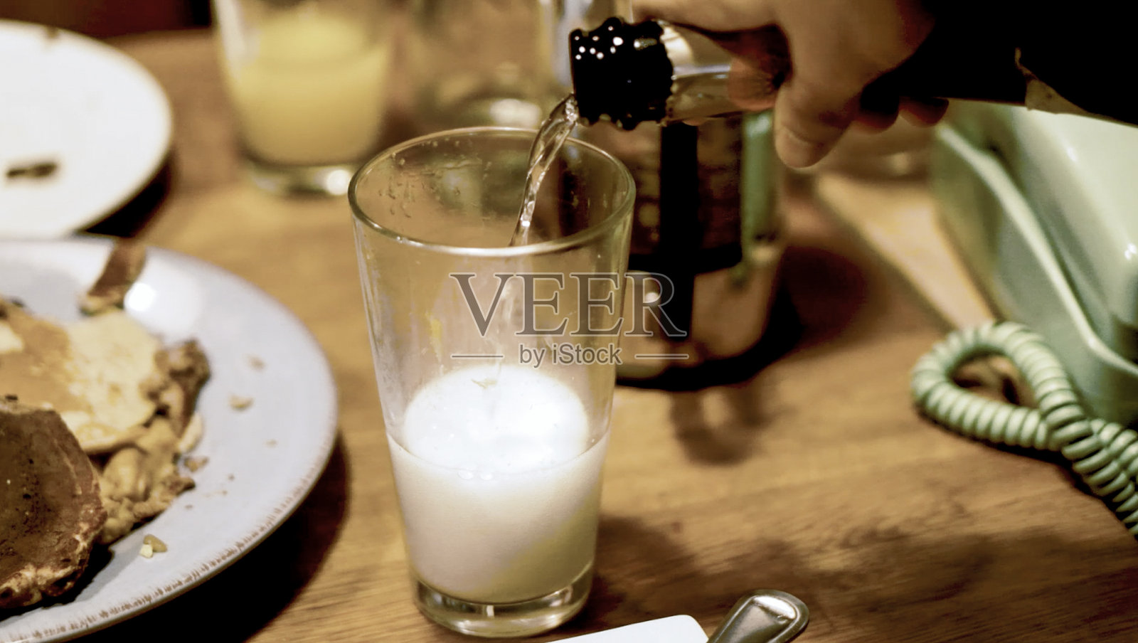 将普罗赛克葡萄酒倒入玻璃杯中照片摄影图片