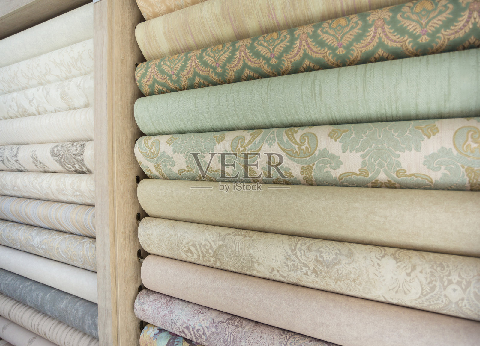 商店里的货架。时尚的多色与现代设计卷。豪华壁纸的内饰。照片摄影图片