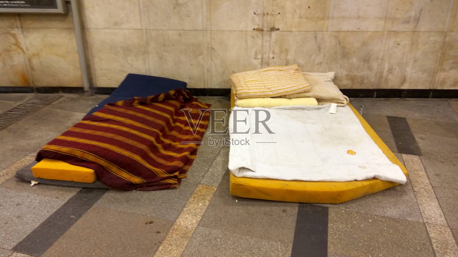 在市中心的无家可归者照片摄影图片