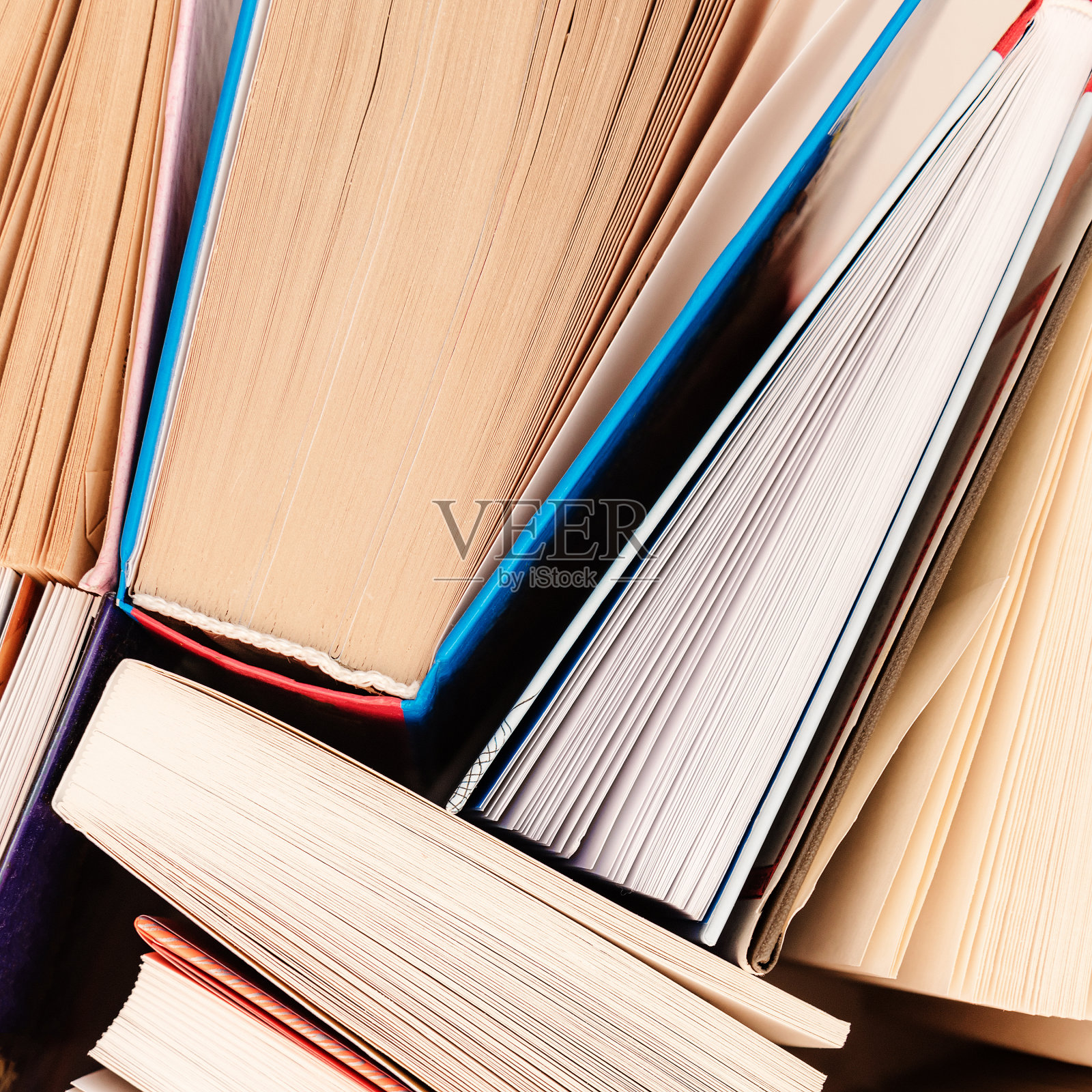 从许多旧书的纹理。前视图。图书馆，教育，回到学校。照片摄影图片