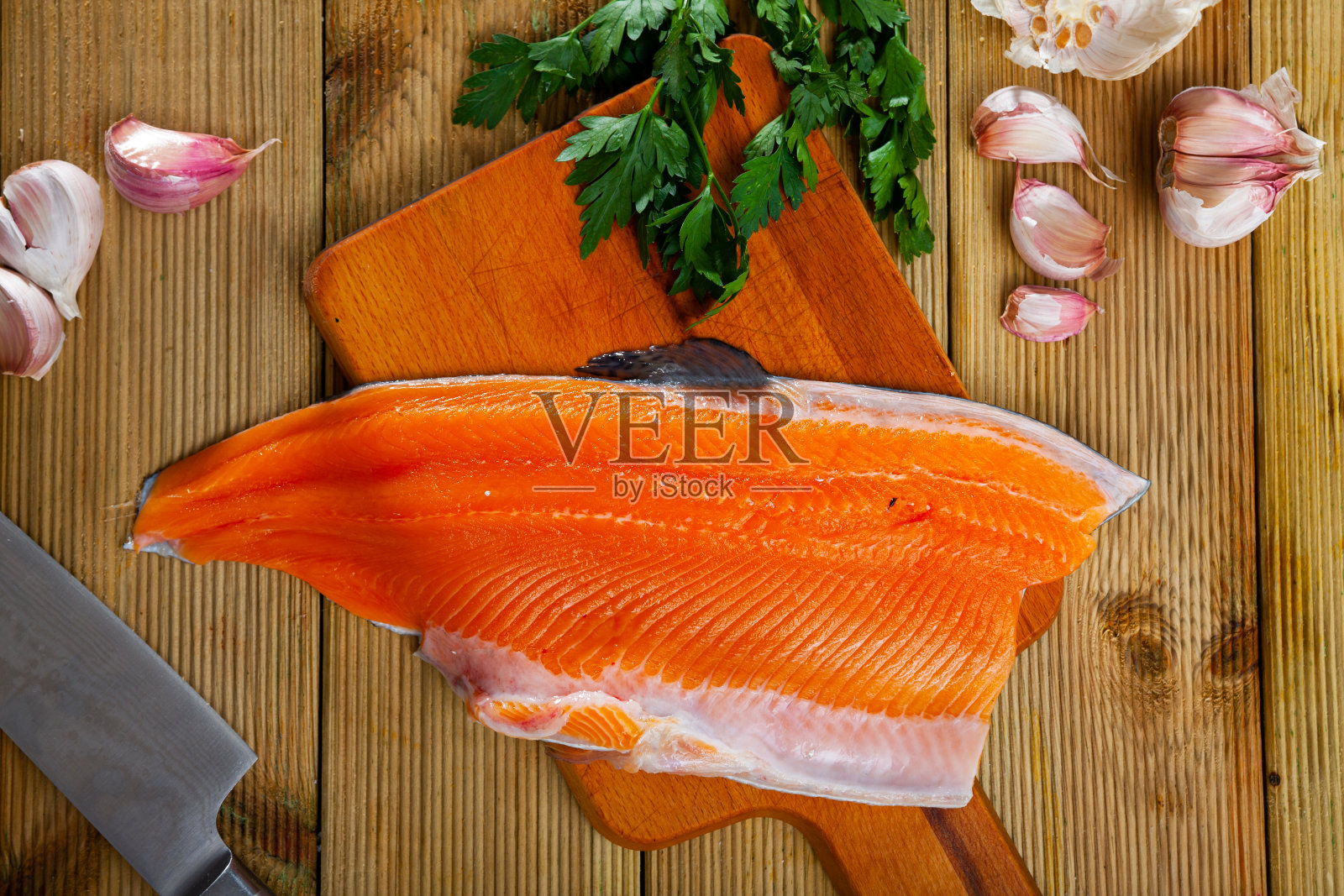 生鳟鱼片配青菜和香料照片摄影图片