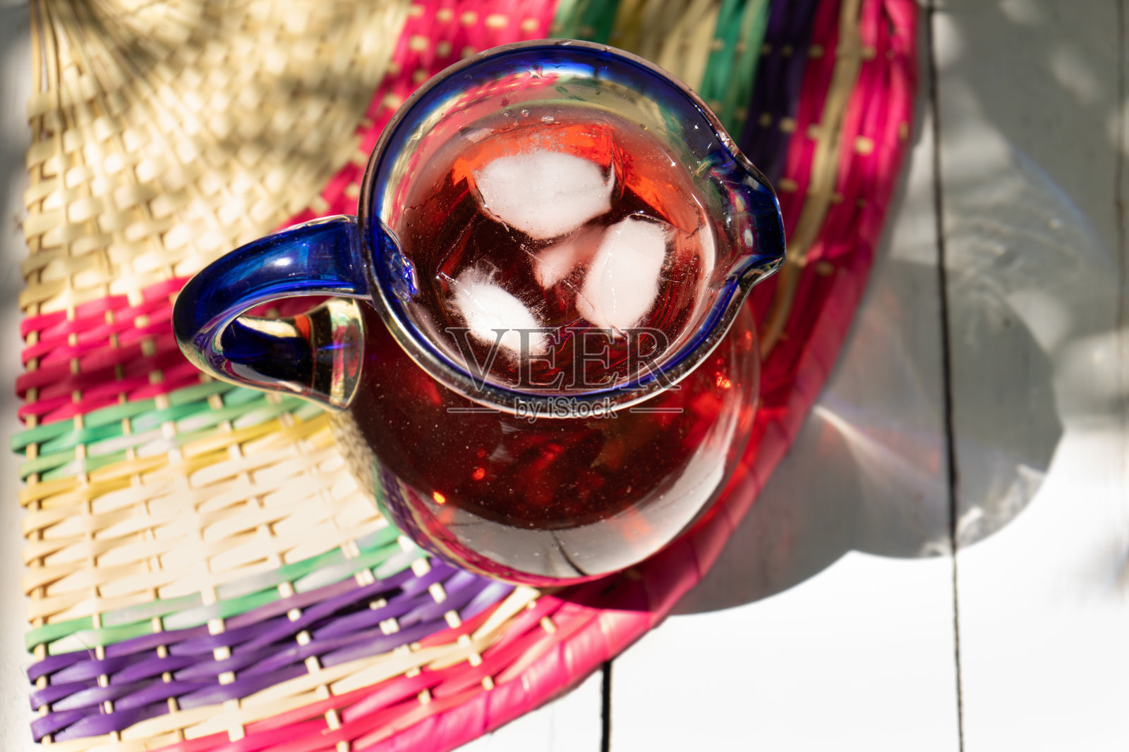 木槿茶又称牙买加水白桌上照片摄影图片