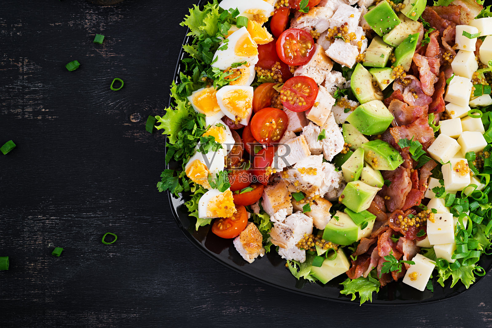 健康的科布沙拉，有鸡肉，鳄梨，培根，番茄，奶酪和鸡蛋。美国的食物。前视图。平坦的躺,开销照片摄影图片