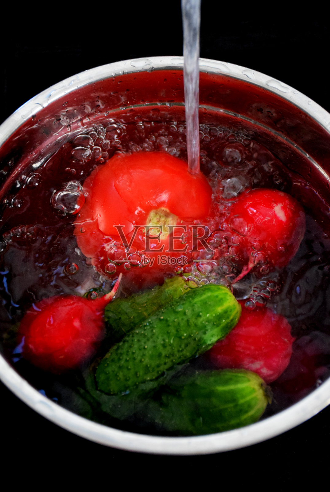 水射流下蔬菜照片摄影图片