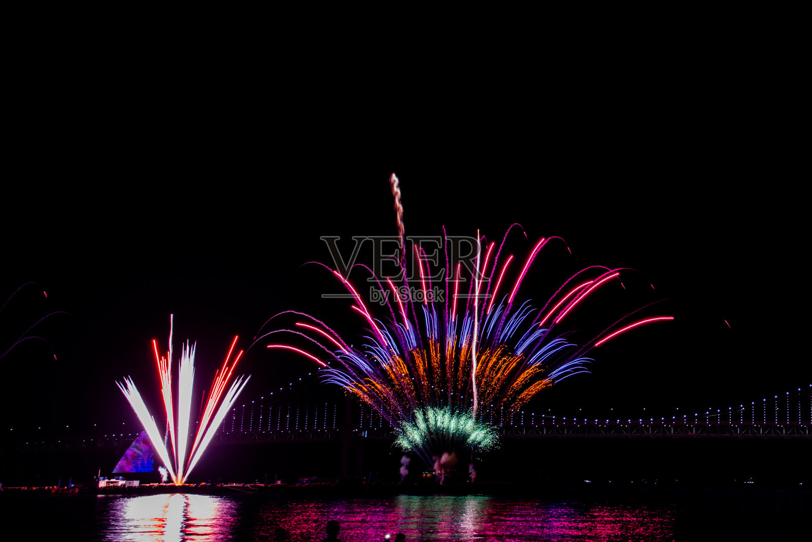 韩国釜山市的五颜六色的烟花和光安大桥。照片摄影图片