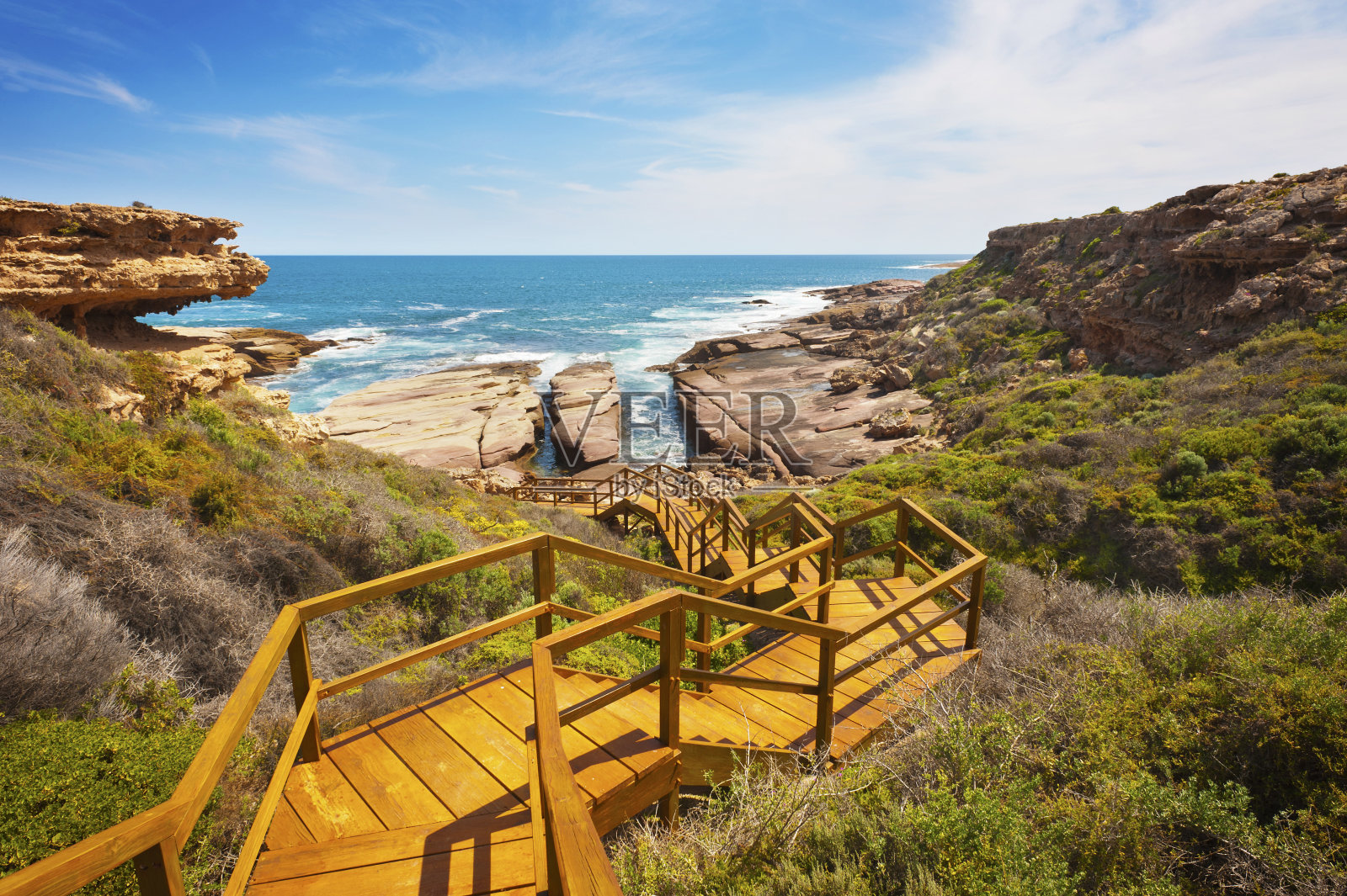 通往崎岖偏远海岸线的木板路照片摄影图片