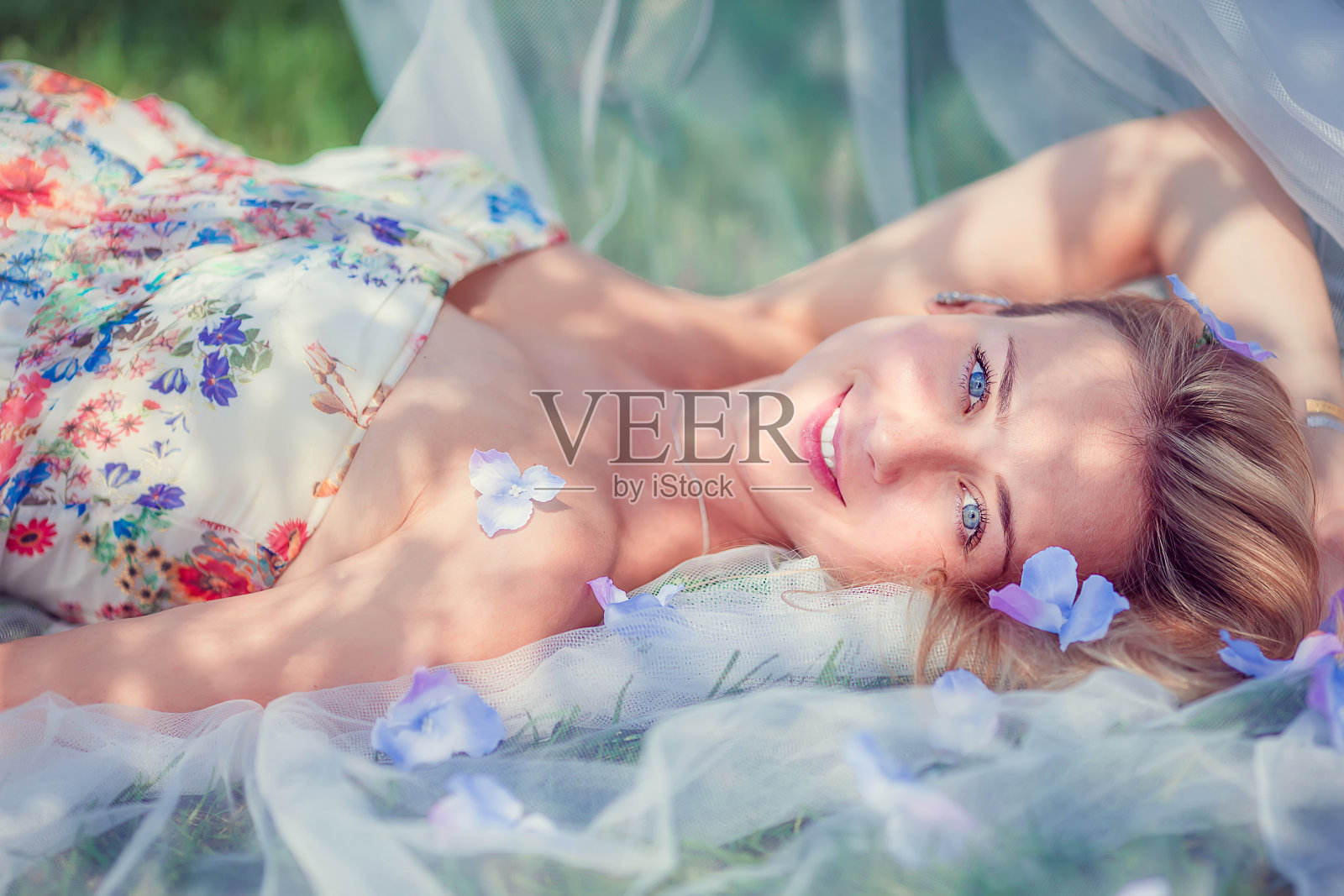 孕妇在户外公园，天气暖和照片摄影图片