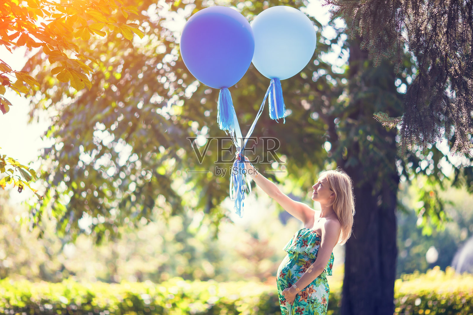 孕妇在户外公园，天气暖和照片摄影图片