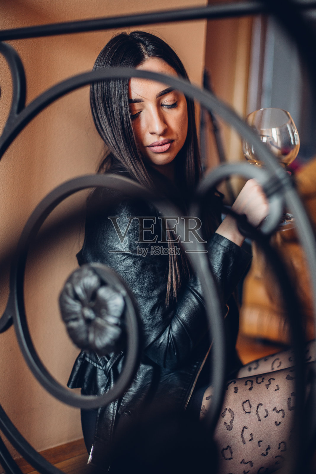 享用一杯葡萄酒照片摄影图片