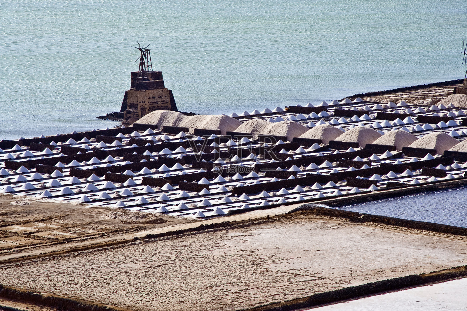 盐在盐矿勘探中堆积照片摄影图片